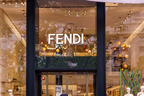 fendi 飯團包|意圖讓人越背越餓！Fendi「飯糰包」神還原可愛炸，還有擬真法 .